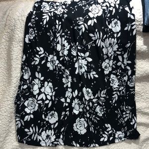 🛍Avon‎ Black and white Floral skirt